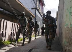 Fotografía que muestra a militares recorriendo la ciudad de Manta, el 17 de febrero de este año.
