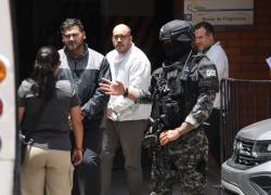 Los hermanos del alcalde Aquiles Alvarez, Antonio y Xavier Alvarez, ingresando a la Cárcel del Turi, en la provincia de Azuay.