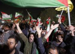 Los iraníes celebran después de que Irán lanzara ataques con drones contra Israel; frente a la embajada británica en Teherán, Irán, 14 de abril de 2024.