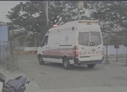 Tras los enfrentamientos entre privados de libertad, ambulancias ingresan a la Penitenciaría del Litoral.