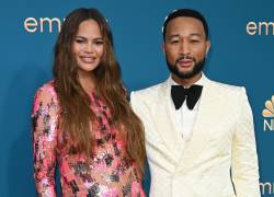 John Legend y Chrissy Teigen en su arribo a la entrega 74 de los Premios Emmy en Los Angeles, California. Septiembre 12 del 2022. (Photo by Robyn BECK / AFP)
