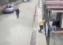 Imagen de los segundos previos al ataque contra una persona de la producción de 'Sin senos sí hay paraíso'.