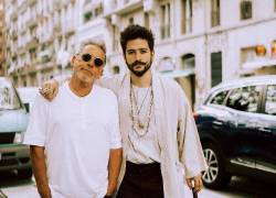 Una foto en la que se ve a Ricardo y a Camilo, como padre e hijo.