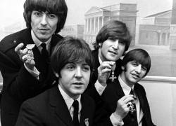 Foto de 1965 cuando Los Beatles fueron nombrados con la Orden del Imperio Británico en la lista de honores de cumpleaños de la Reina Isabel.