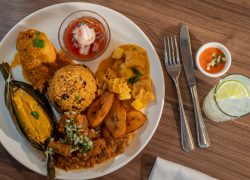 Uno de los platillos típicos guayaquileños es la bandera, que reúne varias recetas en un solo plato.