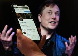 En esta ilustración de foto de archivo, la pantalla de un teléfono muestra la cuenta de Twitter de Elon Musk con una foto de él en el fondo, el 14 de abril de 2022, en Washington, DC.