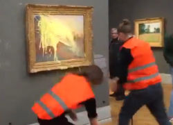 Captura del video del ataque en Alemania a un cuadro de la serie Almiares de Claude Monet.