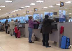 La solicitud debe realizarse fuera del territorio ecuatoriano a través del portal oficial de la Cancillería.