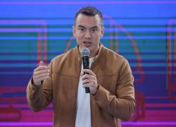El presidente de Ecuador, Daniel Noboa, habla durante la entrega de 230 millones de dólares en compensaciones pendientes a funcionarios jubilados del país este viernes, en Quito.
