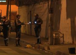 Agentes de Criminalística acudieron al lugar cerca de las 21:00 para recoger indicios balísticos.