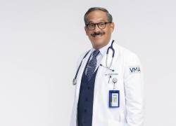 Fotografía cedida por el Grupo Televisa del actor Arath de la Torre, mientras posa interpretando al Dr. Cándido Pérez.