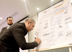El alcalde Gabriel Balladares durante la firma de un convenio junto a su homólogo de Vinces, Juan Alfonso Montalván, quien recibió prisión preventiva por presunto lavado de activos.