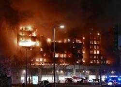 Un gran incendio arrasa un bloque residencial de varias plantas en Valencia.