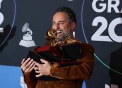El cantautor uruguayo Jorge Drexler posa con sus los gramófonos dorados los cuales recibió en la edición 23 de los premios Latin Grammy.