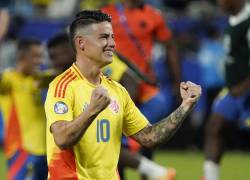 El mediocampista colombiano #10 James Rodríguez celebra la victoria de su equipo en la semifinal del torneo de fútbol de la Copa América Conmebol 2024.