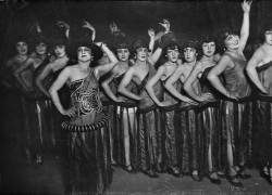 Entre las piezas destacadas se encuentra la fotografía titulada “Rosarito Pacheco, la garbosa tonadillera española”, realizada por Foto Escobar y publicada en la extinta revista Savia, No. 7, de octubre de 1925.