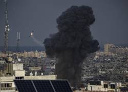 Humo sobre la franja de Gaza a causa de un cohete lanzado por Israel en su contraofensiva por los últimos ataques de Hamás.