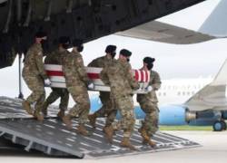 Los restos del sargento Ryan C. Knauss, de 23 años 23, son transportados fuera de un avión militar en la base de Dover, Delaware.