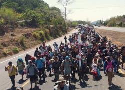 Migrantes caminan en una caravana llamada 'Viacrucis migrante' en México.