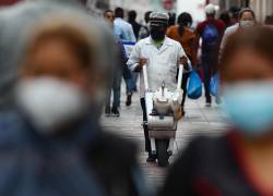 Personas con tapabocas recorren las calles de Quito (Ecuador). EFE/José Jácome/Archivo