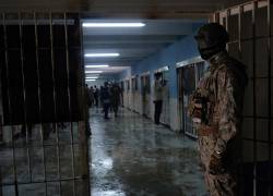Fotografía de un militar vigilando pabellones de la Penitenciaría del Litoral, el pasado 9 de abril.