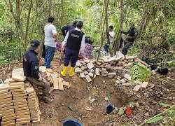 Casi una tonelada de cocaína fue hallada en un terreno de Manabí: hay tres detenidos