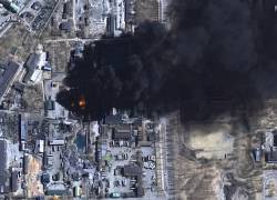Imagen satelital del folleto publicada por Maxar Technologies muestra una imagen multiespectral más cercana de los tanques de almacenamiento de petróleo en llamas y el área industrial en Chernihiv, Ucrania.