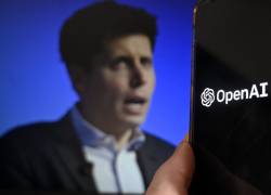 Esta fotografía ilustrativa muestra la pantalla de un teléfono inteligente con el logotipo de OpenAI yuxtapuesto en una pantalla que muestra una foto del ex director ejecutivo de OpenAI, Sam Altman.