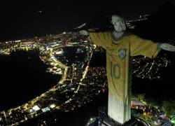 Vista aérea que muestra una imagen proyectada sobre la estatua del Cristo Redentor que rinde homenaje a la leyenda del fútbol brasileño Pelé en el primer aniversario de su muerte, en el Monte Corcovado en Río de Janeiro, Brasil, el 29 de diciembre de 2023.