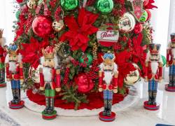 Pie de árbol navideño decorado con cascanueces, esferas grandes y ornamentos variados.