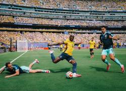 Jugadores de Ecuador y Alemania disputan el balón en el Mundial 2026.