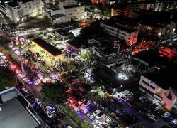 Imagen difundida por Prensa Servicio 911 que muestra una vista aérea de personas reunidas afuera del club nocturno Jet Set.