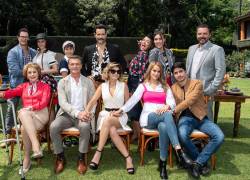 Fotografía promocional cedida por Televisa donde aparece el elenco de la telenovela La mexicana y el güero que se estrenó en México con un éxito gigante en 2020 y es una adaptación de la chilena Cómplices, de la que también se hicieron versiones en Colombia, España y Rusia.