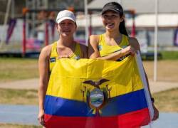 María José Naranjo y Lucianna Aroca con la bandera de Ecuador.