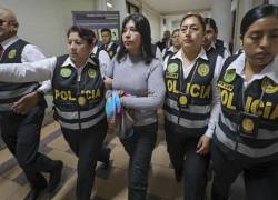 Esta fotografía distribuida por el Poder Judicial peruano muestra a la exjefa de gabinete del Perú, Betssy Chávez, esposada y escoltada por personal de la Policía Nacional, el 21 de junio de 2023.