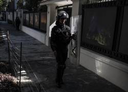 Una policía antidisturbios pasa por la embajada de Ecuador en Ciudad de México el 6 de abril de 2024, tras la ruptura de relaciones diplomáticas entre los dos países.