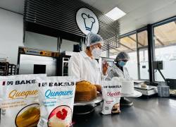 Trabajadoras de Bakels coordinan sus procesos bajo estándares de diversas certificaciones ambientales y de calidad.