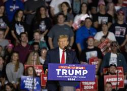 El expresidente Donald Trump se dirige a una multitud de simpatizantes en un evento de campaña en Conway, Carolina del Sur, donde se celebrarán las primarias de los republicanos el 24 de febrero.