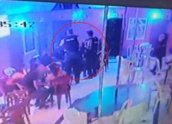 Video: Enfrentamiento armado dentro de centro de tolerancia de Esmeraldas deja un policía muerto y otro herido