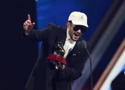 El cantante puertorriqueño Bad Bunny aceptando el premio Álbum del Año por ´DeBI TIRAR MAS FOToS´ durante la 26ª edición anual de los Premios Grammy Latinos en el MGM Grand Garden Arena de Las Vegas.