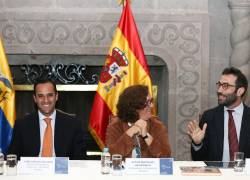 El secretario general del Tesoro y Financiación Internacional del Gobierno de España, Carlos Cuerpo (d), junto a la embajadora de España en Ecuador, Elena Madrazo (c) y el ministro de Relaciones Exteriores y Movilidad Humana de Ecuador, Juan Carlos Holguín (i), participan en un acto oficial, hoy, en la sede de la Cancillería en Quito (Ecuador).