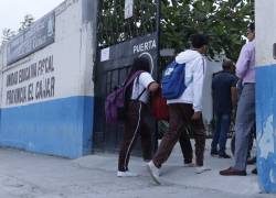 Fotografía de archivo de estudiantes ingresando a la Unidad Educativa Fiscal Provincia El Cañar, en el cantón de Guayas, en la provincia de Guayas.