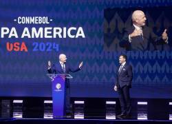 El Presidente de la FIFA, Gianni Infantino (i), habla con el Presidente de la CONMEBOL, Alejandro Domínguez, durante la ceremonia del sorteo de la fase de grupos de la Copa América 2024.
