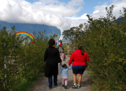 Raphaella junto a sus dos madres.