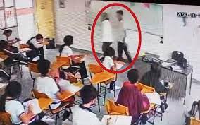 VIDEO capta escena de terror en una escuela de México: estudiante apuñaló por la espalda a su maestra