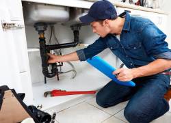 En cuanto a la experiencia, se requiere un mínimo de tres años en reparación y mantenimiento de sistemas de plomería.