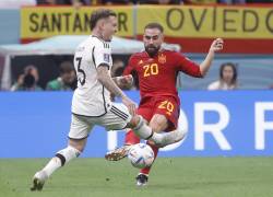 Dani Carvajal (d) de España disputa un balón con David Raum de Alemania hoy, en un partido de la fase de grupos del Mundial de Fútbol Qatar 2022 entre España y Alemania en el estadio Al Bait en Al Khor (Catar).