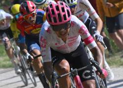 El ciclista ecuatoriano de EF Education - EasyPost, Richard Carapaz, pedalea en una sección de grava durante la novena etapa del 108º Giro de Italia.