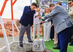 Representantes de Innovum colocan la primera piedra de nuevo centro comercial