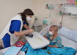 Todos los días las voluntarias del Comité de Damas de Solca visitan a los niños y adultos que están en hospitalización.